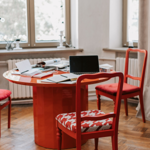 Le rouge dans un espace de travail