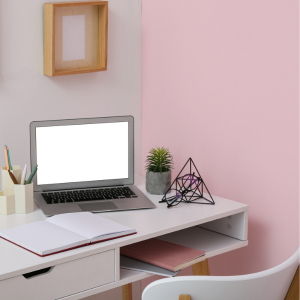Le rose dans un espace de travail